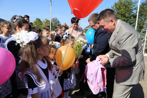 В День знаний министр лесного хозяйства РТ вручил первоклашкам Сахаровской школы портфели и школьные принадлежности