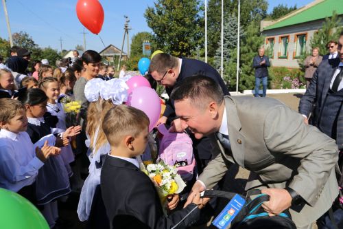 В День знаний министр лесного хозяйства РТ вручил первоклашкам Сахаровской школы портфели и школьные принадлежности