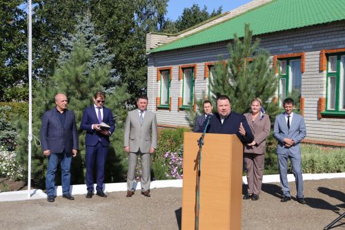 В День знаний министр лесного хозяйства РТ вручил первоклашкам Сахаровской школы портфели и школьные принадлежности