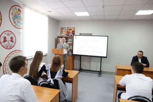 Министр лесного хозяйства Татарстана в обновленной Алексеевской детской школе искусств провел открытый урок «Разговоры о важном»