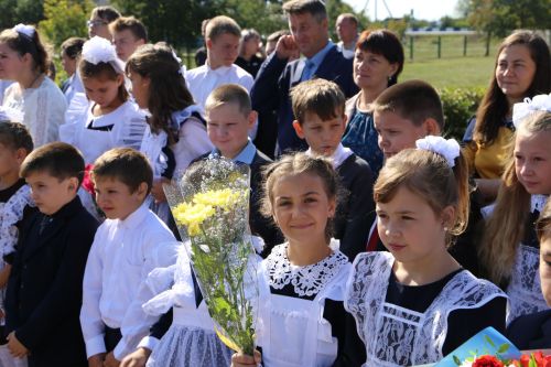 В День знаний министр лесного хозяйства РТ вручил первоклашкам Сахаровской школы портфели и школьные принадлежности