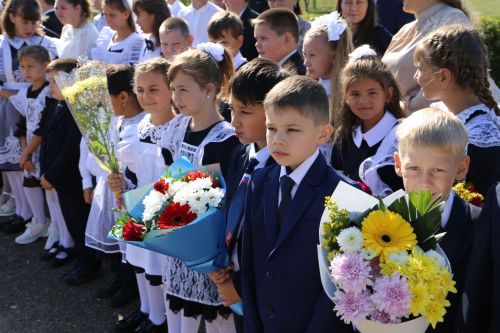 В День знаний министр лесного хозяйства РТ вручил первоклашкам Сахаровской школы портфели и школьные принадлежности