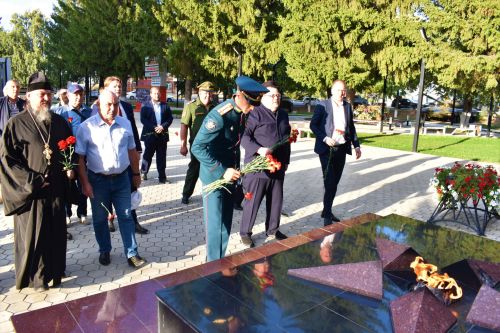Герой России Расим Баксиков в Алексеевском почтил память павших в годы Великой Отечественной войны