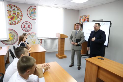 Министр лесного хозяйства Татарстана в обновленной Алексеевской детской школе искусств провел открытый урок «Разговоры о важном»