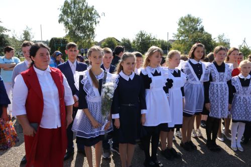 В День знаний министр лесного хозяйства РТ вручил первоклашкам Сахаровской школы портфели и школьные принадлежности