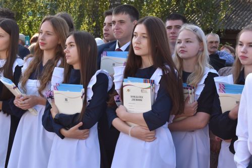 В первой школе райцентра прошла торжественная линейка в честь начала учебного года