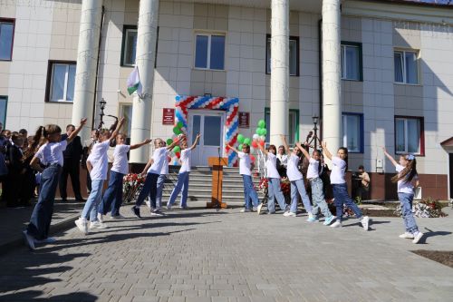 Министр лесного хозяйства Татарстана в обновленной Алексеевской детской школе искусств провел открытый урок «Разговоры о важном»
