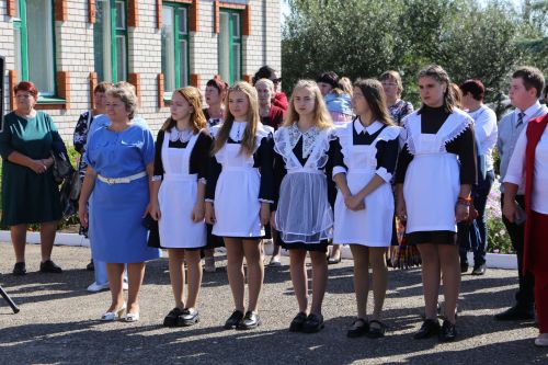 В День знаний министр лесного хозяйства РТ вручил первоклашкам Сахаровской школы портфели и школьные принадлежности