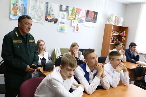 Министр лесного хозяйства Татарстана в обновленной Алексеевской детской школе искусств провел открытый урок «Разговоры о важном»