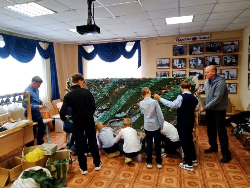 Алексеевские юнармейцы сплели три маскировочные сети для СВО