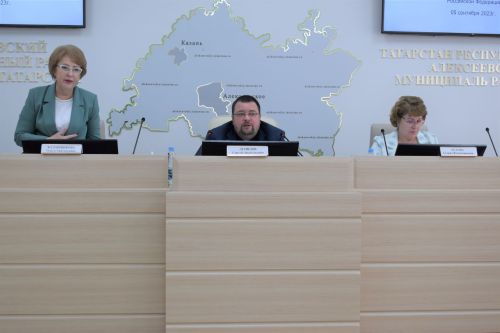 В Алексеевском за активную общественную деятельность наградили участников профсоюзов