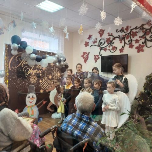 «Поделись теплом на Рождество»: сестры милосердия и воспитанники воскресной школы поздравили подопечных дома-интерната села Большие Полянки