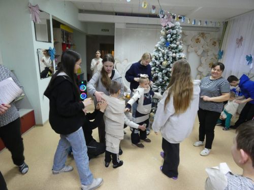 В Рождество алексеевские школьники с родителями посетили ребят из приюта Забота