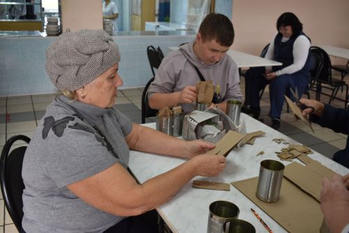 В Алексеевском за 1 день изготовили больше 250 окопных свечей