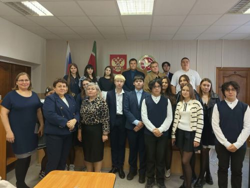 В Алексеевском суде состоялось профориентационное занятие для учеников 10–11 классов