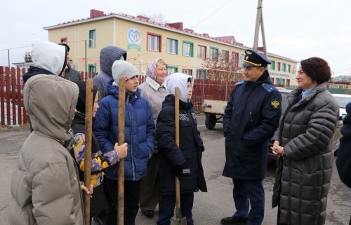 Работники прокуратуры и воспитанники приюта «Забота» высадили аллею деревьев