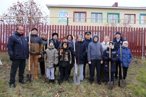 Работники прокуратуры и воспитанники приюта «Забота» высадили аллею деревьев