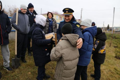 Работники прокуратуры и воспитанники приюта «Забота» высадили аллею деревьев