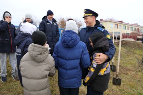 Работники прокуратуры и воспитанники приюта «Забота» высадили аллею деревьев