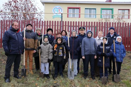 Работники прокуратуры и воспитанники приюта «Забота» высадили аллею деревьев