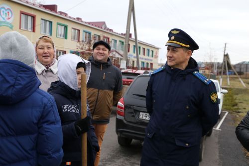 Работники прокуратуры и воспитанники приюта «Забота» высадили аллею деревьев