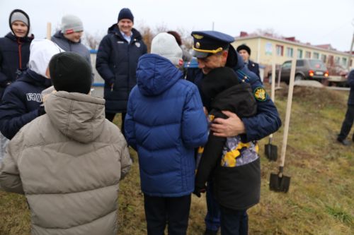 Работники прокуратуры и воспитанники приюта «Забота» высадили аллею деревьев