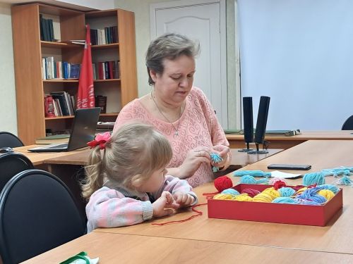 В Алексеевском музее родного края состоялся мастер-класс под названием «Цветы для мамы»