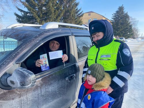 Дошкольники вручили водителям поздравительные открытки