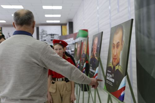 В Алексеевском районе открылась патриотическая выставка «Герои среди нас»