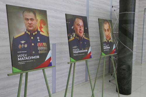 В Алексеевском районе открылась патриотическая выставка «Герои среди нас»
