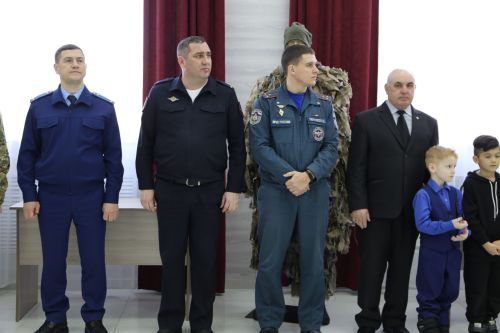 В Алексеевском районе открылась патриотическая выставка «Герои среди нас»