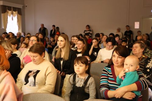 В детской школе искусств прошел концерт, посвященный милым дамам