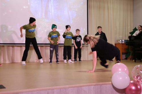 В детской школе искусств прошел концерт, посвященный милым дамам