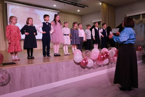 В детской школе искусств прошел концерт, посвященный милым дамам