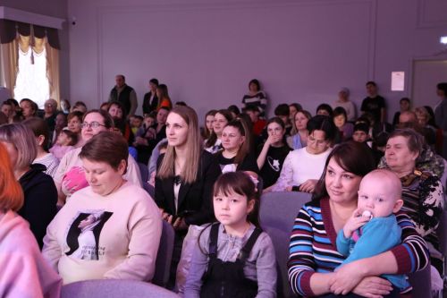 В детской школе искусств прошел концерт, посвященный милым дамам