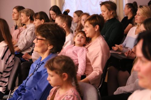 В детской школе искусств прошел концерт, посвященный милым дамам