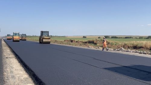 В Татарстане на обходе Нижнекамска и Набережных Челнов открыли сезон укладки асфальтобетона