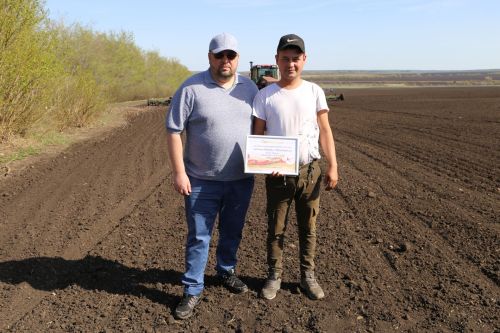 Глава района вручил денежный сертификат первому лидеру посевной кампании