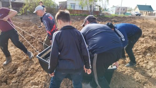 Представители инициативной группы рыбаков-любителей «Трофеи Аляски» спасли рыбу из высыхающих луж