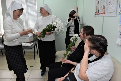 В преддверии Дня беременных, девушек в положении поздравили с праздником.