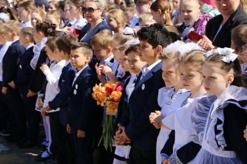 Для выпускников школ прозвенел последний звонок