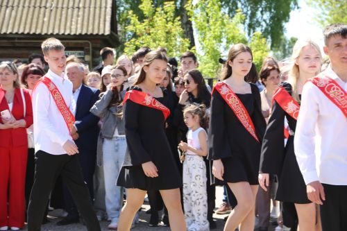 Для выпускников школ прозвенел последний звонок