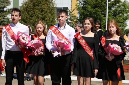 Для выпускников школ прозвенел последний звонок