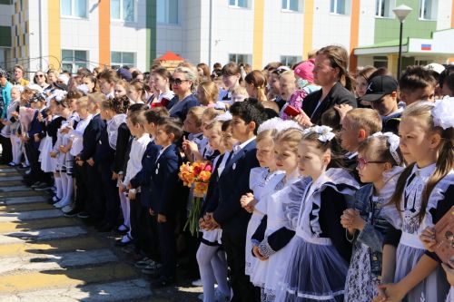 Для выпускников школ прозвенел последний звонок