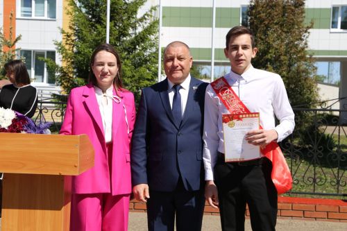 Для выпускников школ прозвенел последний звонок
