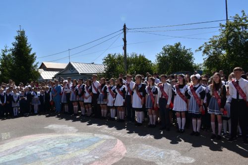 В школах района прозвенели последние звонки