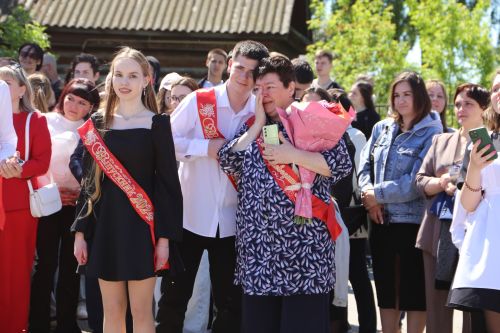 Для выпускников школ прозвенел последний звонок