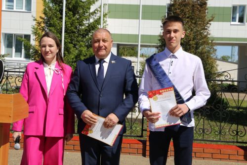 Для выпускников школ прозвенел последний звонок