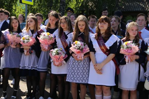 Для выпускников школ прозвенел последний звонок