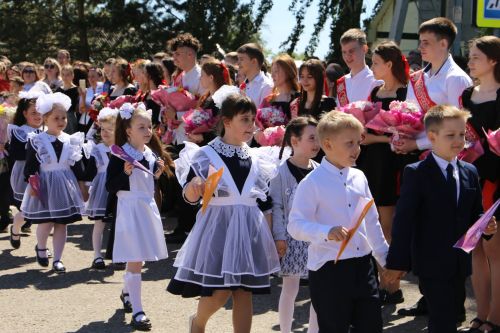 Для выпускников школ прозвенел последний звонок
